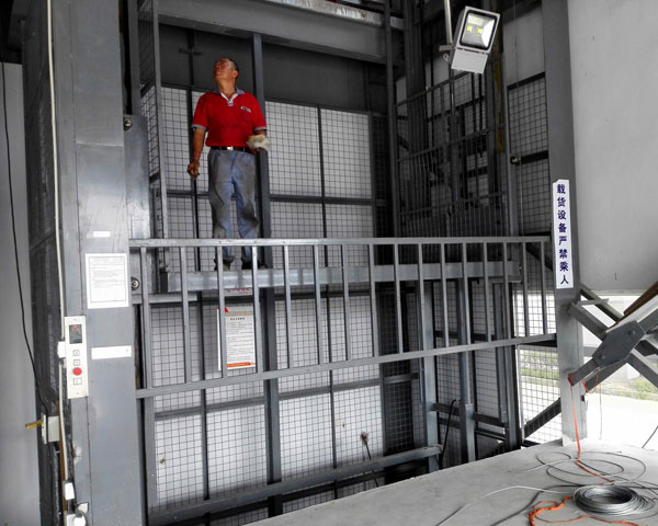 固定(ding)導軌式升降(jiàng)機